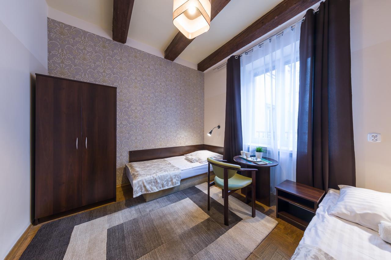 Faust Aparthostel Hostal *
